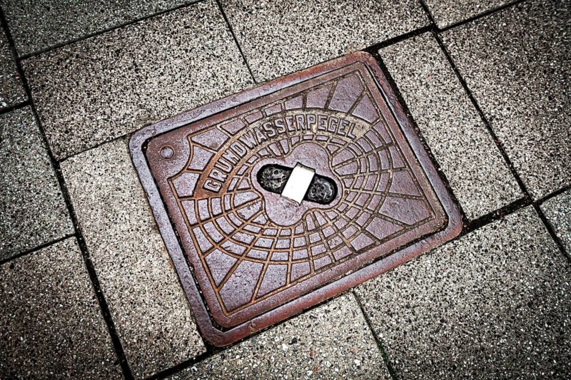 Cast iron lid with inscription groundwater level in Bergedorf, Hamburg, Germany +++ editorial use only