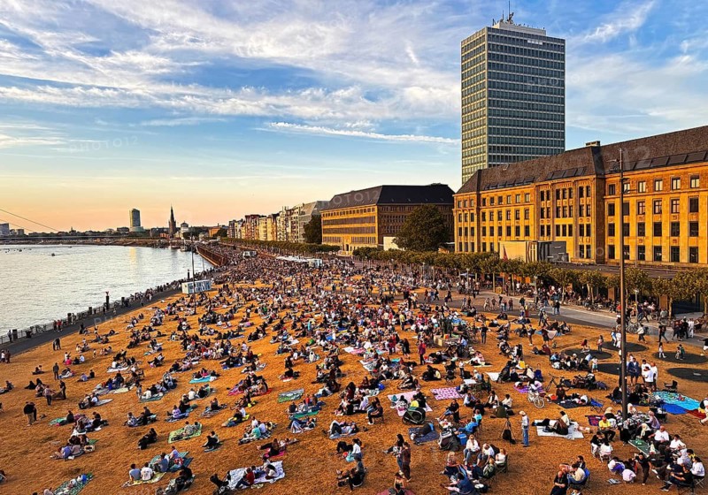 Many people to the Rhine Fair on Apollo Meadow at sunset, Düsseldorf, North Rhine-Westphalia, Germany