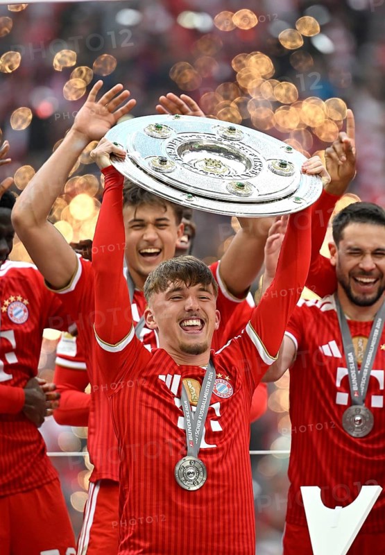 Lennart Karl Bayern Munich FCB (42) Raphael Guerreiro FC Bayern Munich FCB (22) Meisterschale, trophy, Meisterfeier German football champion FC Bayern Munich 2026, Fußball Bundesliga, Allianz Arena, Munich, Bavaria, Germany