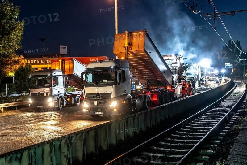 Night work during the renovation of the A40 motorway between Mülheim-Winkhausen and Essen-Ost, the asphalt surface was renewed at 5.8 kilometers, with so-called whisper asphalt, open-pored asphalt, in both directions, a total of over 110, 000 square meters, road rollers, a full week of closure, with severe traffic obstructions in the Ruhr area, Essen, North Rhine-Westphalia, Germany