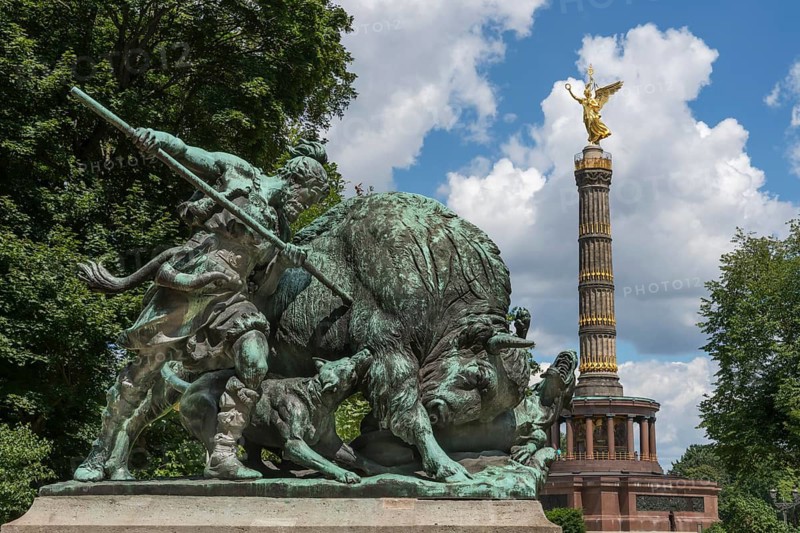 Fasanerieallee and hunting sculpture Old Germanic buffalo hunting in the zoo with a view of the Victory Column, Berlin