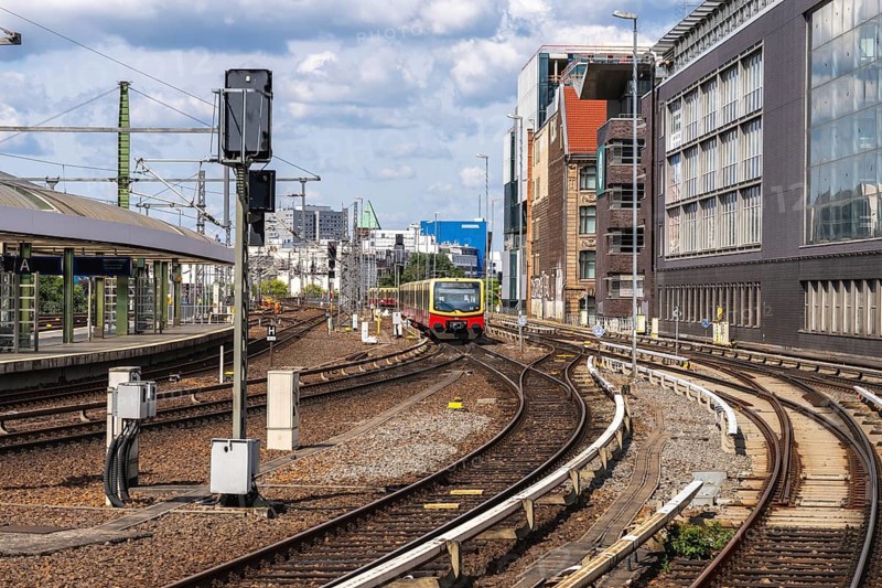 Public transport and rail transport, S-Bahn trains on the renovated platforms of Berlin Central Station, Berlin, Germany