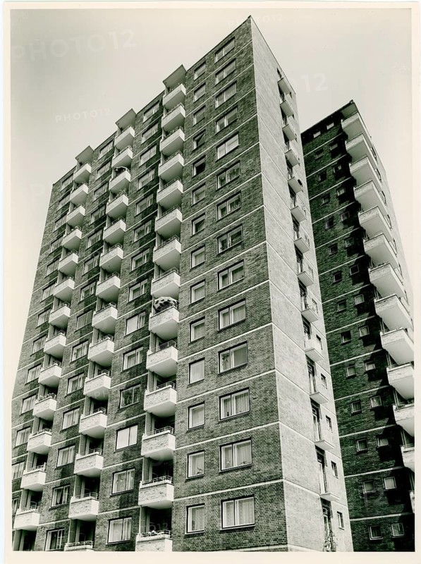 Berlin, Kreuzberg, Otto-Suhr-Siedlung, post-war modernism, high-rise apartment block with many balconies, modern and urban design, shown in black and white photography, Wener Obigt, 1964