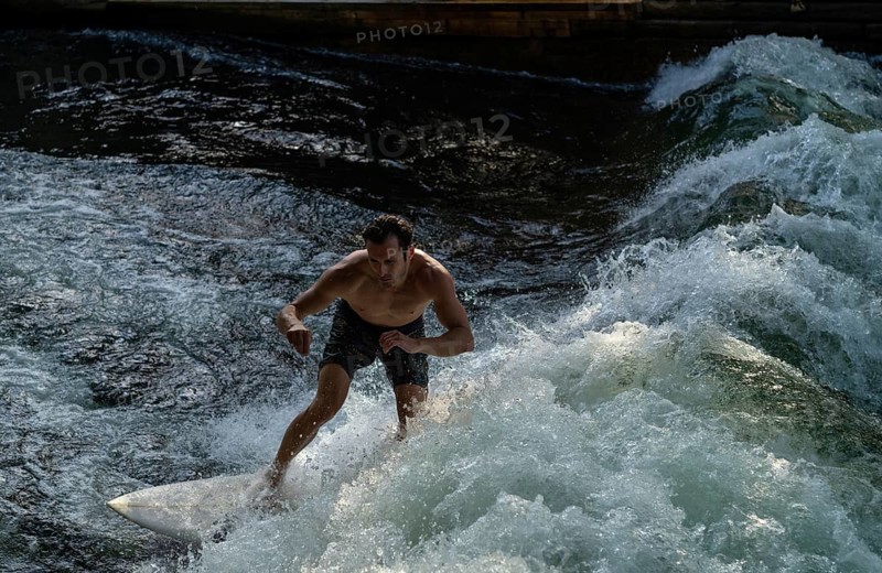 Surfer, surfer with surfboard, surfing in the Eisbachwelle, Eisbach, Isar, Englischer Garten, Munich, Bavaria, Germany