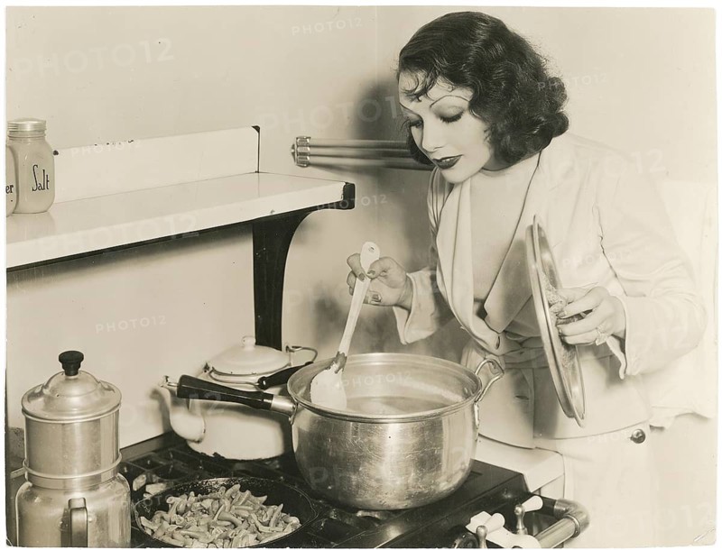 Magnifying glass Velez, actress, Hollywood, marriage to Jonny Weissmüller, 1908-1944, Mexican woman, passionate cook, suicide 1944, woman cooking in a retro kitchen, looking eagerly into the pot, classic housewife role