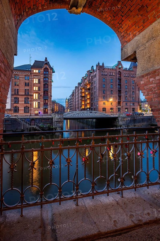Törchen in the Speicherstadt at the Blue Hour at the Kannengießerortbrücke with Kleines Fleet, Wandrahmsfleet and Pfefferkörner headquarters, Hamburg, Germany