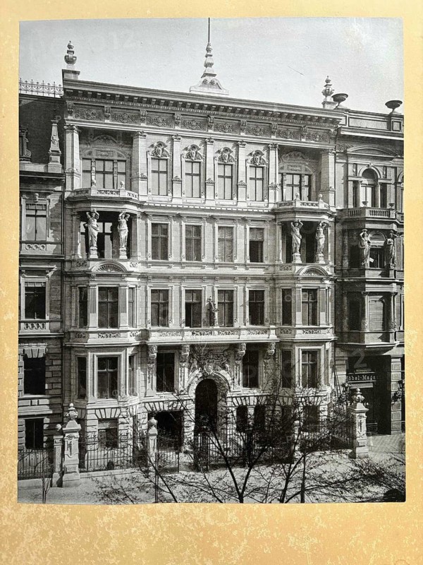 Berlin, Mitte, representative residential building, Gründerzeit, figures, historicism, magnificent façade of an old building with richly decorated architectural details, photo, Hermann Rückwardt, around 1889