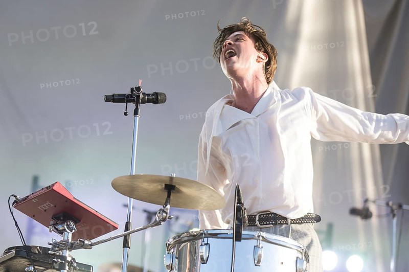 Frederik Rabe, singer and percussion of the band at the Highfield Festival on Friday, Störmthaler See, 14.08.2026