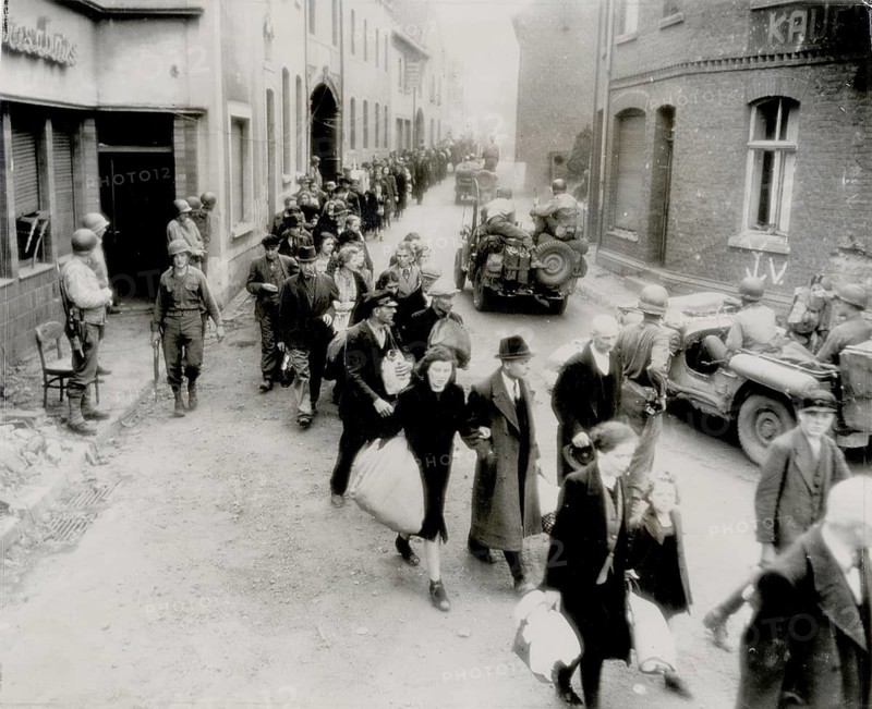 Urbach, Remstal, Baden-Würtemberg, residents leaving city, order US Army, flight, evacuation, World War II, National Socialism, a group of people, including soldiers, moving through a dark street, some carrying bags, 13.10.1944