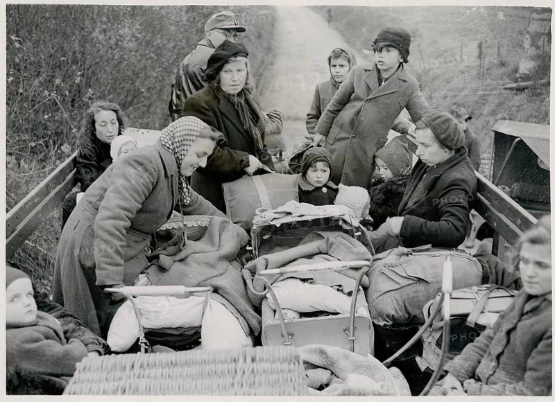 Eichsfeld, Thuringia, escape, from West-Allied territory to Russian-occupied territory, end of war, World War II, a group of people and children on a wagon with belongings, 1944