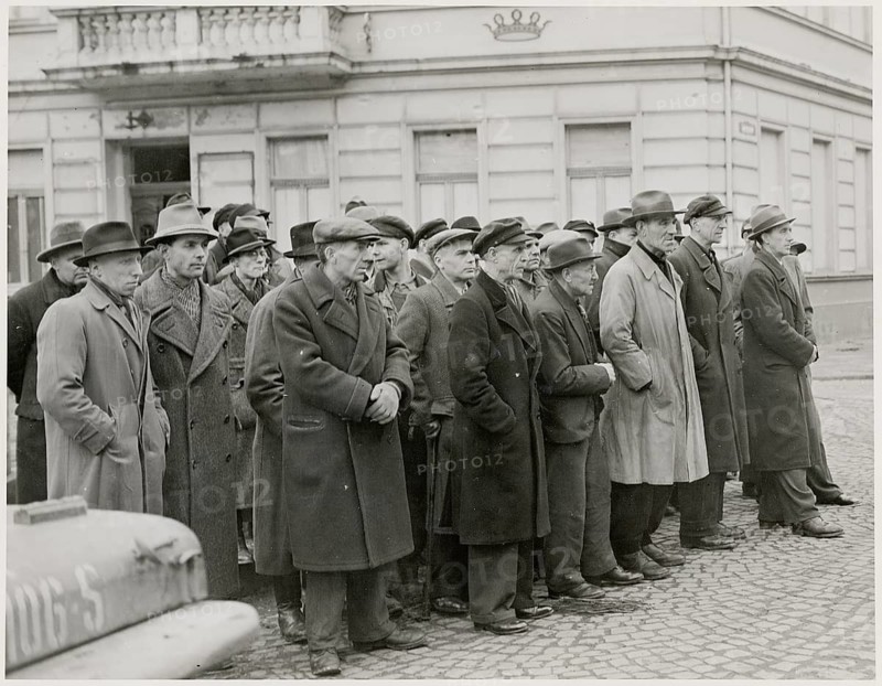 Krefeld, end of war, interrogation of men by US Army, World War II, National Socialism, fascism, followers, group of men in cloaks and hats standing attentively on the street, 10.3.1945
