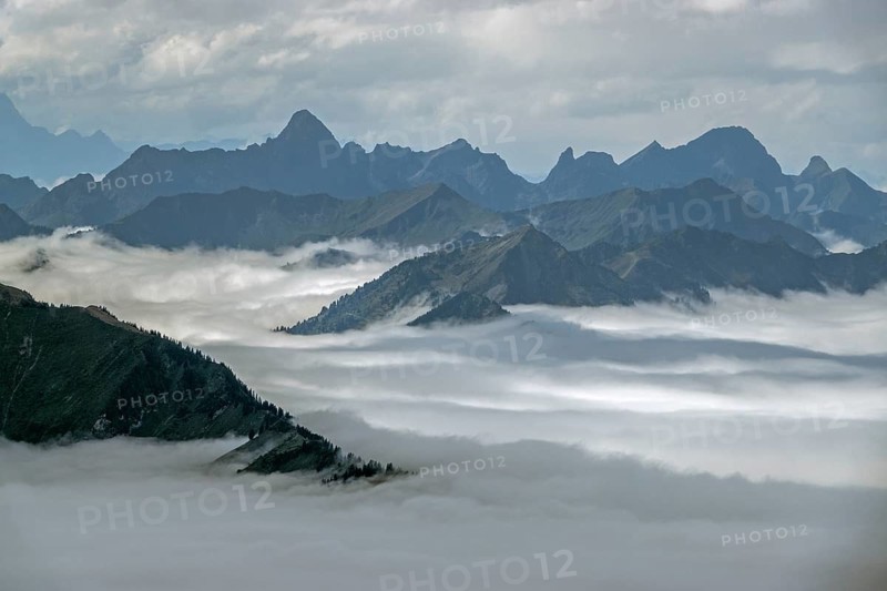 View from the Nebelhorn summit to mountains of the Allgäu Alps, mountains rising from fog in the valley, Oberstdorf, Oberallgäu, Allgäu, Bavaria, Germany
