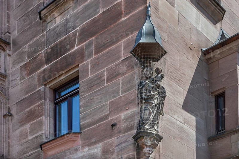 Madonna, protected with dove nets, at the historic Hotel Deutscher Kaiser, Königstraße 55, Nuremberg, Middle Franconia, Bavaria, Germany