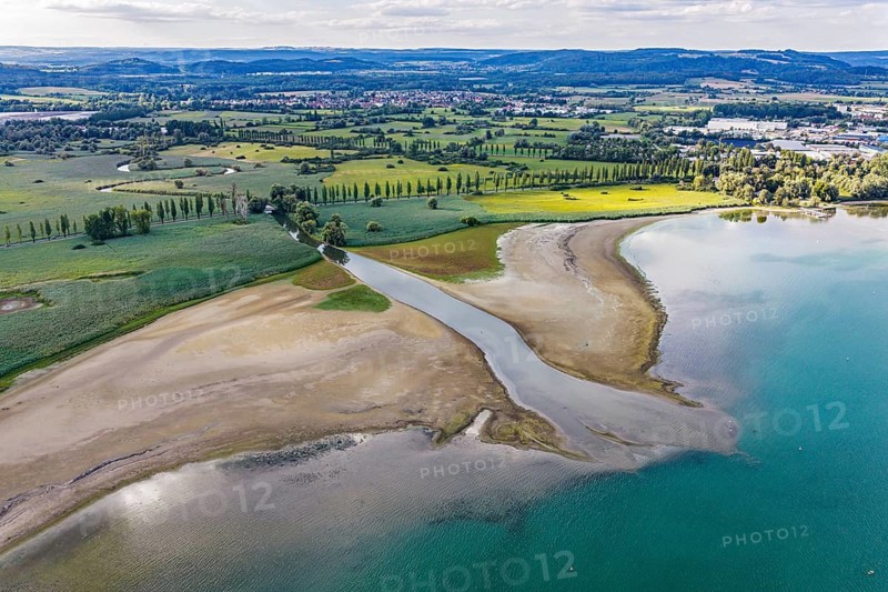 The Radolfzeller Aach flows into Lake Constance. The river carries little water. The water level in Lake Constance is at a low level due to the hot summer. In many ports in the Untersee, there is barely any water left. moss is located on the shores of Lake Constance on the Höri peninsula. aerial view. moss, Baden-Württemberg, Germany