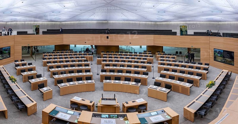 Empty meeting room in front of the start of the plenary session. Constituent session of the 18th state parliament of Baden-Württemberg. Strange: The Greens and CDU are equally strong, with 56 members each. AfD has 35 members of parliament, the SPD 10. Stuttgart, Baden-Württemberg, Germany