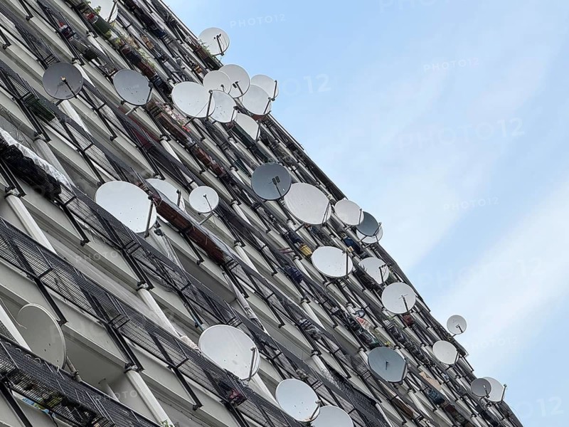 Satellite antennas on the façade of the Pallasseum, a heritage-protected residential complex in the Schöneberg district of Berlin. Built between 1974 and 1977, built by architects Jürgen Sawade, Dieter Frowein, Dietmar Grötzebach and Günter Plessow. It is considered a Berlin example of the architectural style of Brutalism. Nickname of the building: Social Palace. architecture. The building stands on the site of the former Berlin Sports Palace, which was demolished on November 13, 1973. Pallasstraße, Schöneberg, Berlin, Germany
