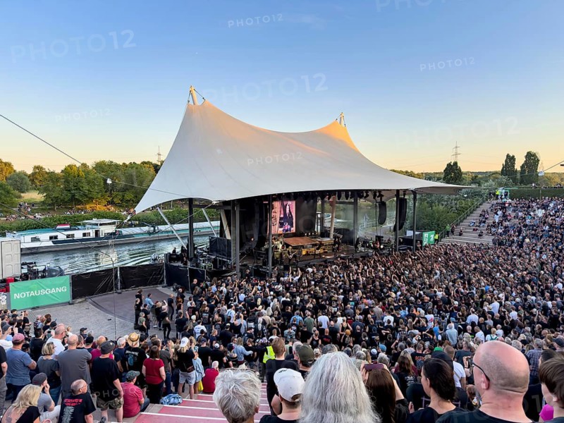 The amphitheatre in Nordsternpark in Gelsenkirchen, directly on the Rhine-Herne Canal, concert, many visitors, North Rhine-Westphalia, Germany