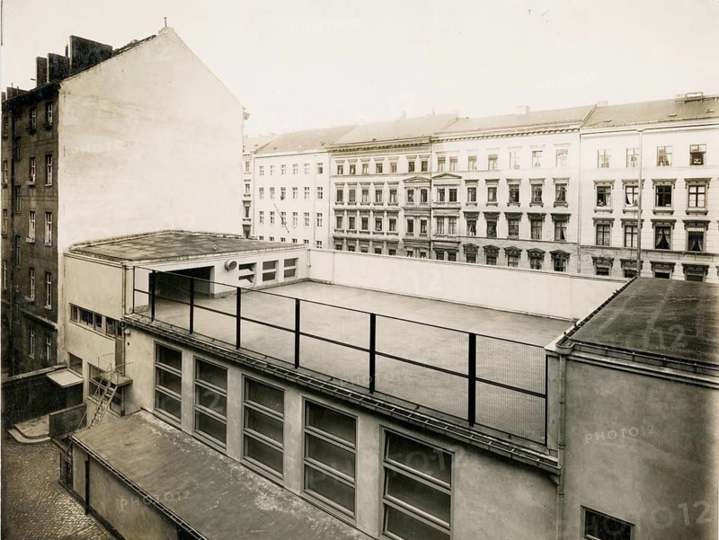 Berlin, Friedrichshain elementary school, Rüdersdorfer Str. 24, Neues Bauen, view of backyard with roof terrace and surrounding old buildings, rows of windows seen, destroyed during war, photo Franz Linkhorst, around 1926