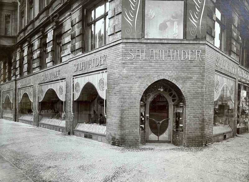 Berlin, Mitte, Friedrichstr. 182, shoe store, Salamander AG, representative windows, fashion shop Adolf Aufrecht, Jewish, corner building with distinctive shop windows and brick façade in urban surroundings, around 1924