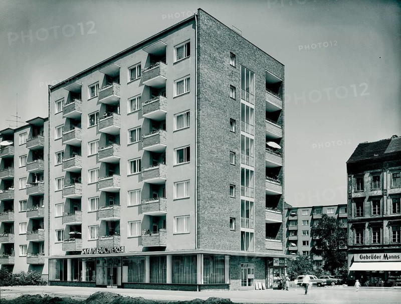 Berlin, Kreuzberg, Otto-Suhr-Siedlung, Alexandrinenstr, Stallschreiberstr., Oranienstr., Waldeckpark, residential buildings, post-war modern, six-storey residential building with shops on the ground floor, urban environment, Otto Hagemann, 1964