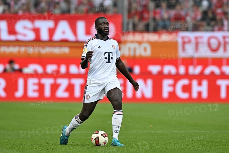 Dayot Upamecano FC Bayern Munich FCB (02) Action on the ball Bundesliga, football, Voith-Arena, Heidenheim, Baden-Württemberg, Germany