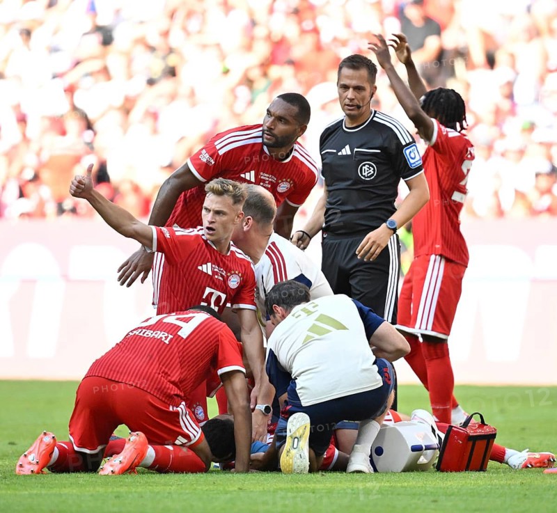 Jamal Musiala, FC Bayern Munich (FCB) (10), collapses to the ground, exhausted, exhaustion, fainting, Joshua Kimmich, FC Bayern Munich (FCB) (06), gestures with a thumbs-up towards the bench, referee Robert Hartmann, football, Telekom Cup, Allianz Arena, Munich, Bavaria, Germany
