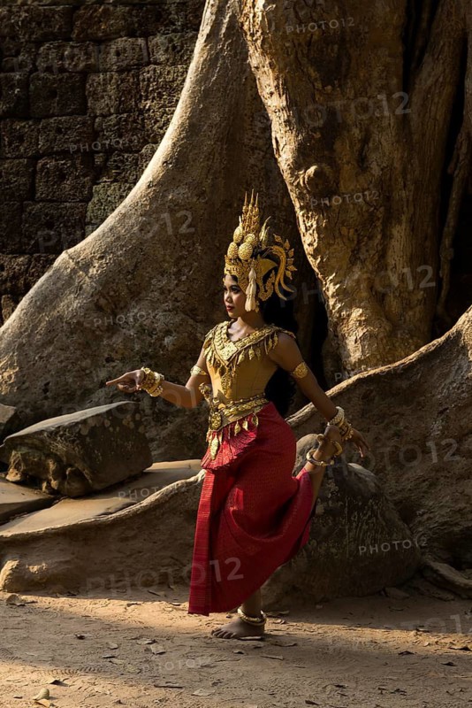 Young woman dressed as a temple dancer, Apsara, Ta Prohm, Angkor Wat, Angkor, UNESCO World Heritage Site, Siem Reap, Cambodia, Indochina, Southeast Asia