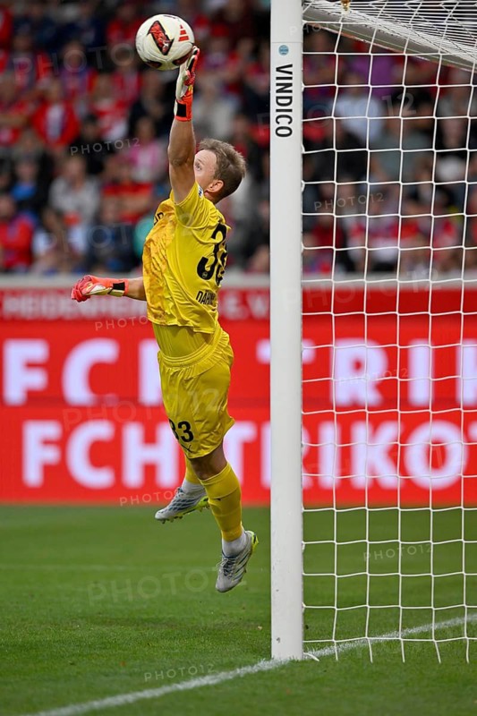 Goalkeeper Thomas Dähne, 1. FC Heidenheim 1846 FCH (33) – Bundesliga action, football, Voith-Arena, Heidenheim, Baden-Württemberg, Germany