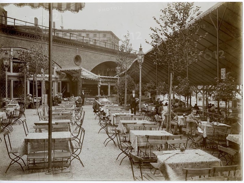 Berlin, Tiergarten, Gartencafe, Stadtbahn-Trasse, An outdoor area of a café with lots of tables and seats, people sitting and talking, Oskar Sparke, around 1908