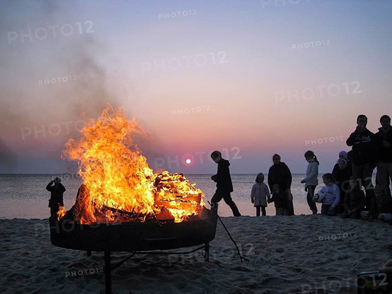 Easter bonfire, bonfire, on the beach, dark silhouettes, group of people at dusk, sunset, North Sea, Wenningstedt, Sylt, Germany