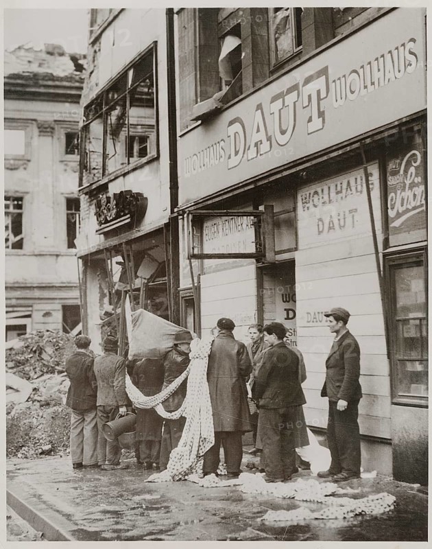 Mannheim, Wollhaus Daut, Breite Strasse F!, 4, looting, the end of the war, World War II, National Socialism, fascism, people gather in front of a destroyed shop on a damaged street, 1945