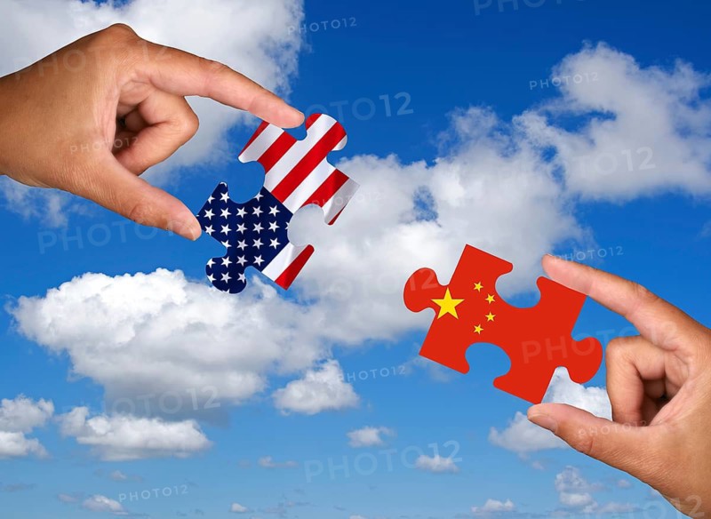 Two hands each hold a puzzle piece, silhouette, confrontation, rapprochement, war, trade war, economic war, nuclear treaty, major powers, USA, China, customs, 25%, studio, Lower Saxony, Federal Republic of Germany