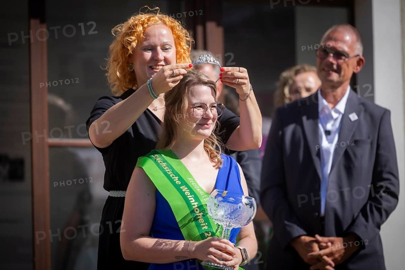 The new Saxon wine highnesses for 2026 and 2027. Coronation of wine princess Jessica Löffner together with other wine highnesses Jessica Löffner, they are regarded as important ambassadors for viticulture, tourism and the region. They represent Saxony at wine festivals, trade fairs, tourist events and political receptions. For winemakers, they help winemakers with marketing, provide expertise and attract attention to the services provided by companies. At the same time, they strengthen tourism by making the Saxon Wine Route, cultural offerings and regional hospitality visible — locally and online, Meissen, Saxony, Germany
