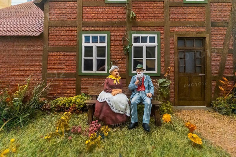 Miniature depiction of an old farming couple in front of an East-Westphalian farm