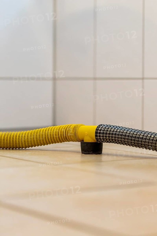 Professional screed insulation layer drying after water damage in the apartment due to a defective washing machine connection