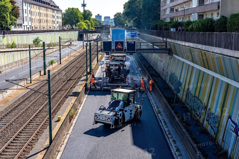 Rehabilitation of the A40 motorway between Mülheim-Winkhausen and Essen-Ost, the asphalt surface was renewed over 5.8 kilometers, with so-called whisper asphalt, open-pored asphalt, in both directions, a total of over 110, 000 square meters, full closure for a week, with severe traffic obstructions in the Ruhr area, Essen, North Rhine-Westphalia, Germany
