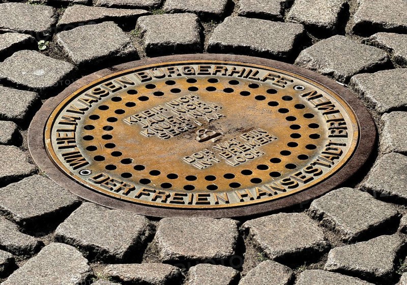 Bremer Loch, a manhole cover from which the animal sounds of the Bremen Town Musicians come after a coin has been thrown in, Market Square, Old Town, Free Hanseatic City of Bremen, Germany