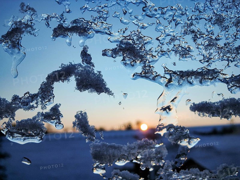 Close-up of ice crystals and frost structures on a glass panel, frozen skylight in winter, sunset in the blue sky, snow-covered landscape, Makro, Höxter, Germany