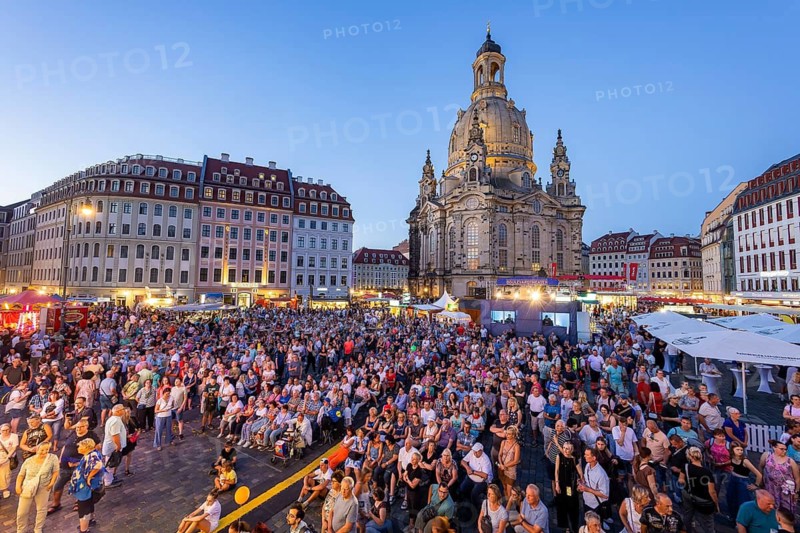 The Dresden City Festival attracts tens of thousands of visitors every year. Neumarkt, Dresden, Saxony, Germany