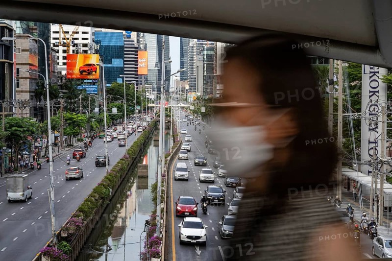 Bangkok, Thailand. August 14th 2026. Busy commuter traffic in the congested city centre of Bangkok, the Thai capital is suffering from increased air pollution caused by the high volume of vehicle emissions. Thailand