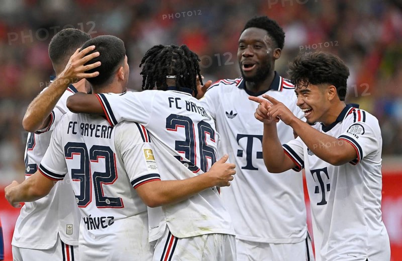 Goal celebrations: Felipe Chavez, FC Bayern Munich (FCB) (32), Maycon Cardozo, FC Bayern Munich (FCB) (49), Wisdom Mike, FC Bayern Munich (FCB) (36), Alphonso Davies, Bayern Munich (FCB) (19) Bundesliga, football, Voith-Arena, Heidenheim, Baden-Württemberg, Germany