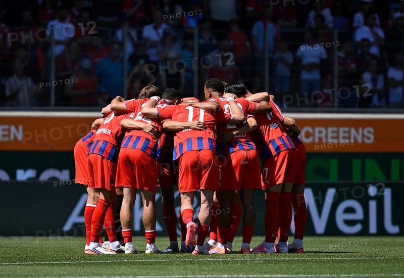 Team building, circle of the team in front of the start of the game 1. FC Heidenheim 1846 FCH soccer Bundesliga, Voith-Arena, Heidenheim, Baden-Württemberg, Germany