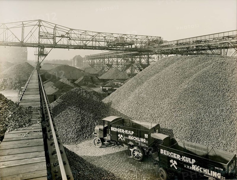 Berlin, Westhafen, Moabit, coal piles, coke, Berger-Kulp Röchling, Huttenstraße, wholesale, fuel, truck, crane plant, industrial environment with coal mounds and trucks under large conveyors, walleye, Labisch, photographer studio, Jewish, around 1930