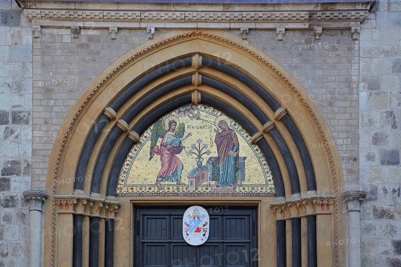 Golden wall mosaic with angel and portrait of Mary and coat of arms, inscription, Ave Maria, Annunciation of the Lord, Mary with Halo, Arts and Crafts, Bonner Münster, Münsterplatz, Center, Bonn, North Rhine-Westphalia, Germany