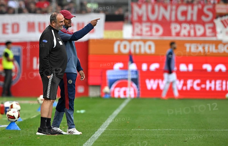 Coach Coach Vincent Kompany FC Bayern Munich FCB on the sidelines Discussion with coach Coach Frank Schmidt 1. FC Heidenheim 1846 FCH gesture gesture Bundesliga, soccer, Voith-Arena, Heidenheim, Baden-Württemberg, Germany