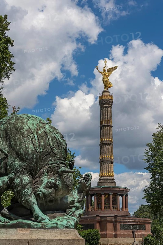 Fasanerieallee and hunting sculpture Old Germanic buffalo hunting in the zoo with a view of the Victory Column, Berlin