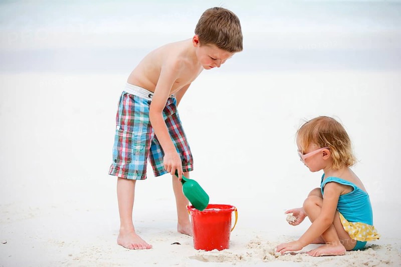Indian Ocean, Seychelles, La Digue, boy and girl playing on the beach in the sand, siblings, La Digue, Indian Ocean, Seychelles
