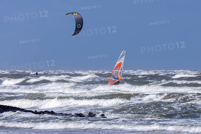 Waves, North Sea, kite surfers, windsurfers, Wangerooge, East Frisia, Lower Saxony, Germany