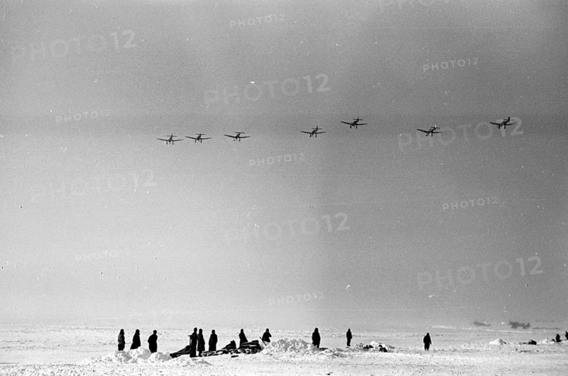 Historische Luftaufnahme Deutsche Luftwaffe mit JU 87 Stuka Bombern in der Winterschlacht 1943 bei Garlowka, Russland