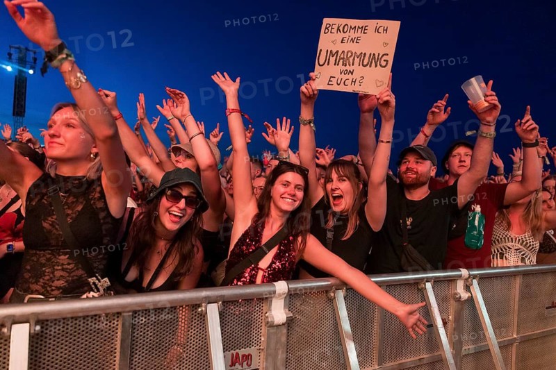Festival goers with sign Do I get a hug from you with the band BHZ at the Highfield Festival on Friday, Störmthaler See, 14.08.2026